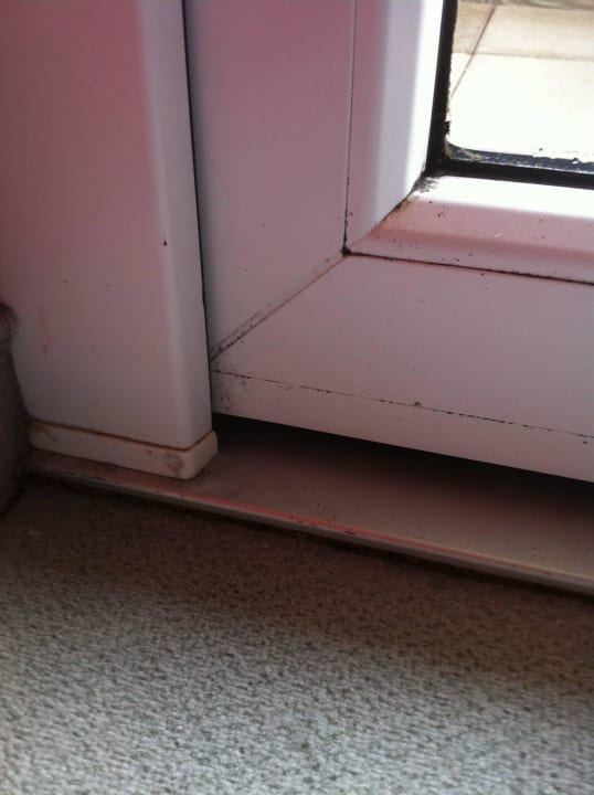 Fesnter All In Red Thermenhotel