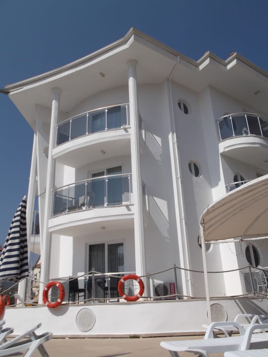 Das eine Hotelgebäude Nevada Hotel & Spa