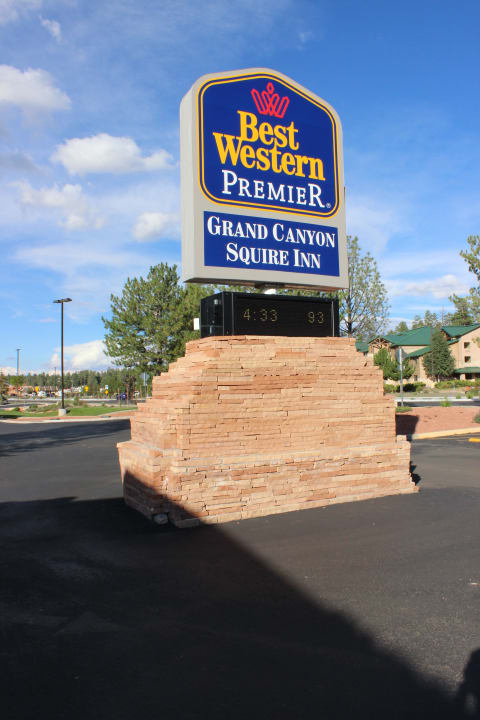 Einfahrt The Squire at Grand Canyon