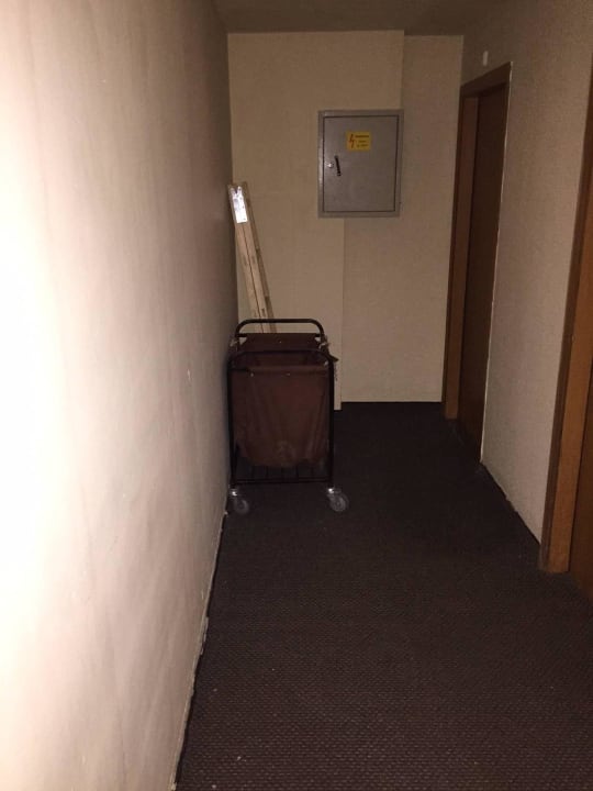 Leitern und Wäschekörbe vor dem Hotelzimmer Sun Palace