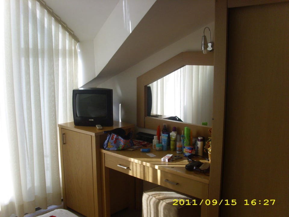 Wohnzimmer, links zum Balkon Hotel Victory Resort