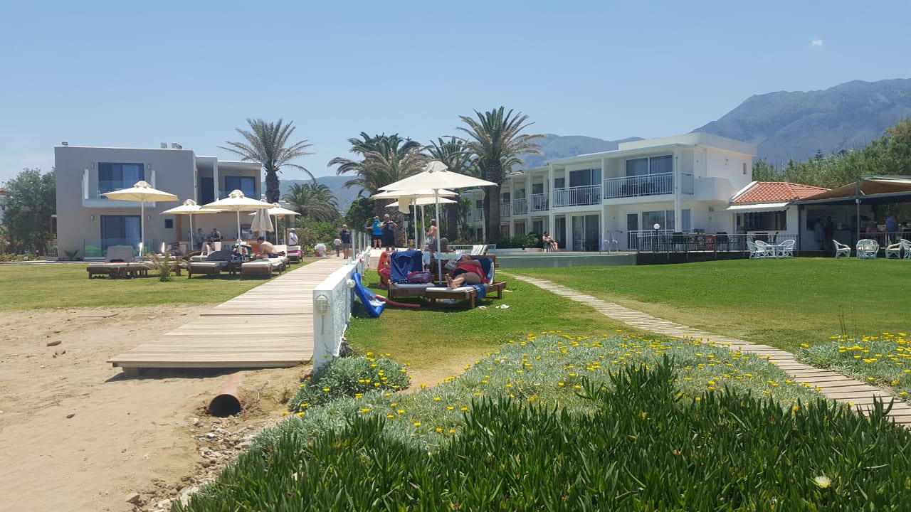 Weg zum Restaurant HARPIN Happy Days Beach Hotel
