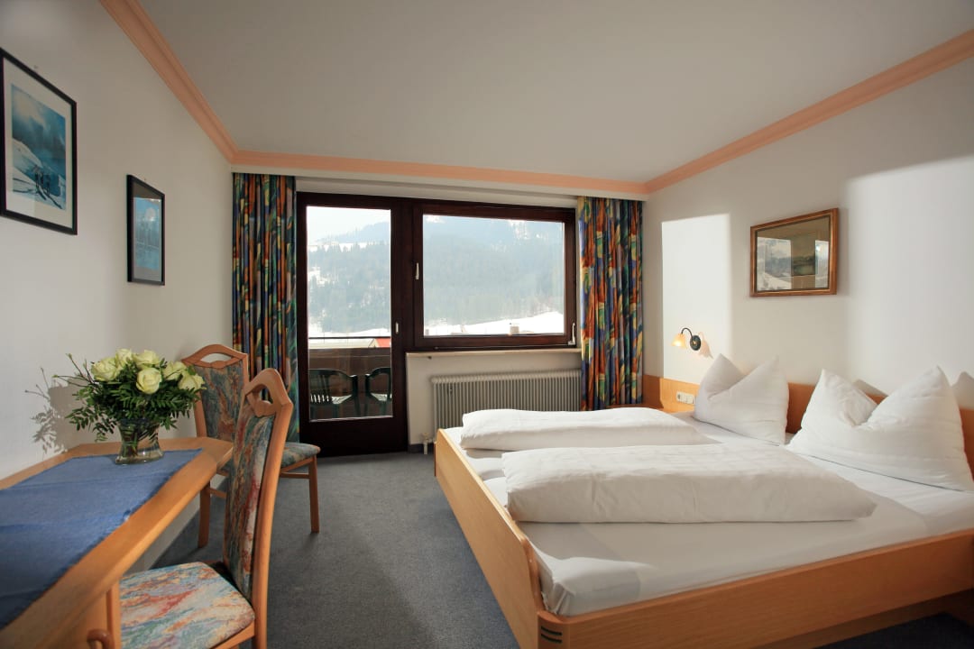 Zimmer mit Aussicht nach Süden auf den Gaisberg Pension Franglhof