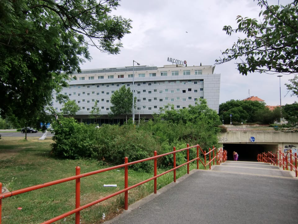 Von der U-Bahn Station aus gesehen ARCOTEL Kaiserwasser Wien