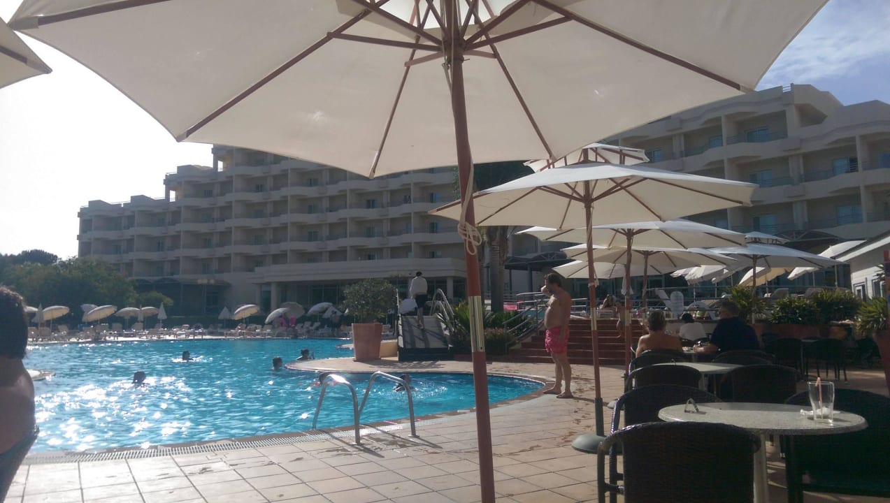 Blick von der Poolbar auf Pool und Hauptgebäude PortoBay Falésia