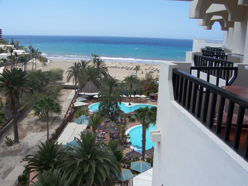 Blick vom Balkon auf Strand Corallium Beach by Lopesan Hotels - Adults only