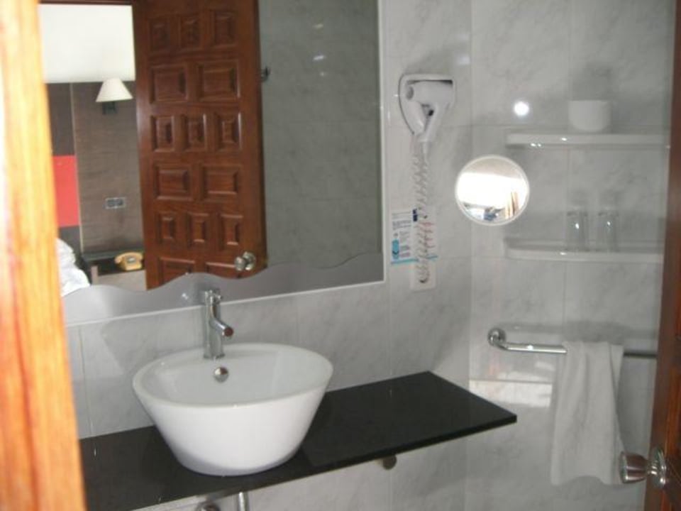 Waschbecken rechts mit Kosmetikspiegel Bahía de Alcúdia Hotel & Spa