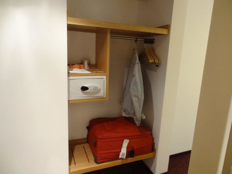Safe und Garderobe mit Ablagen Botanique Hotel Prague