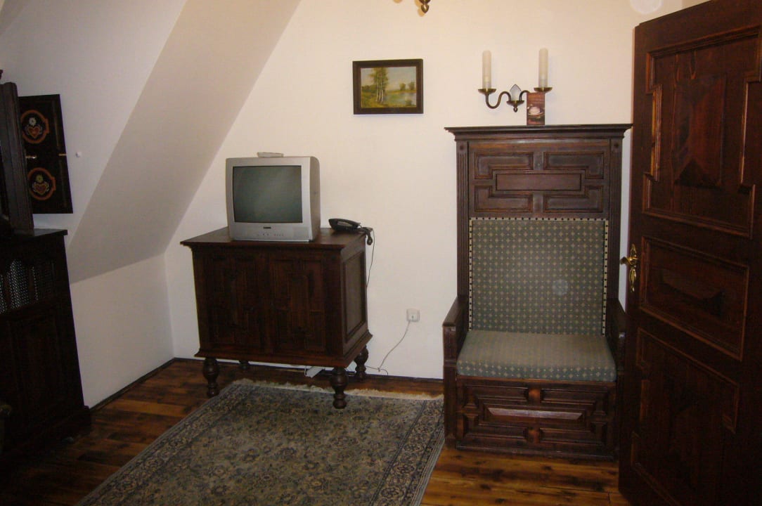 Schrank und Fernseher Hotel Ruze