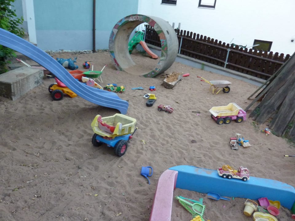 Der große Sandspielkasten mit Spielsachen Gasthaus Zur Eiche