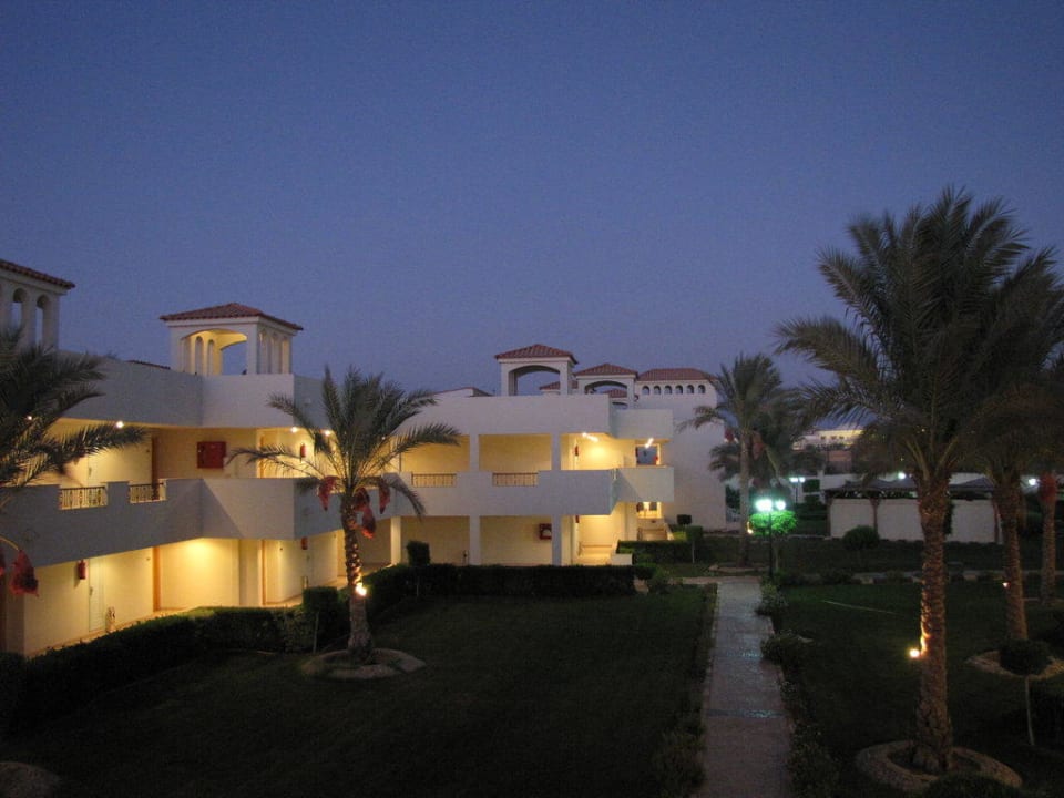 Blick auf die Zimmereingänge innerhalb der Anlage Pickalbatros Dana Beach Resort - Hurghada