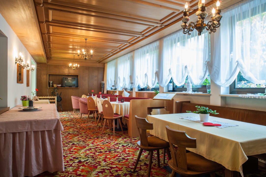 Aufenthaltsraum mit Buffet Hotel Laimerhof