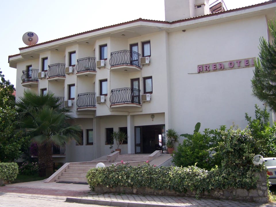 Hotel von der Straßenseite aus gesehen Hotel Area