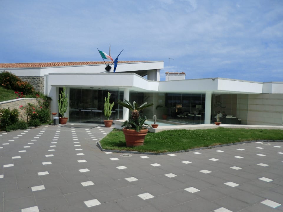 Hoteleingang Aldiana Club Rocca Nettuno Calabria