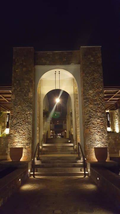 Weg zum Hauptrestaurant  Amirandes A Grecotel Resort To Live