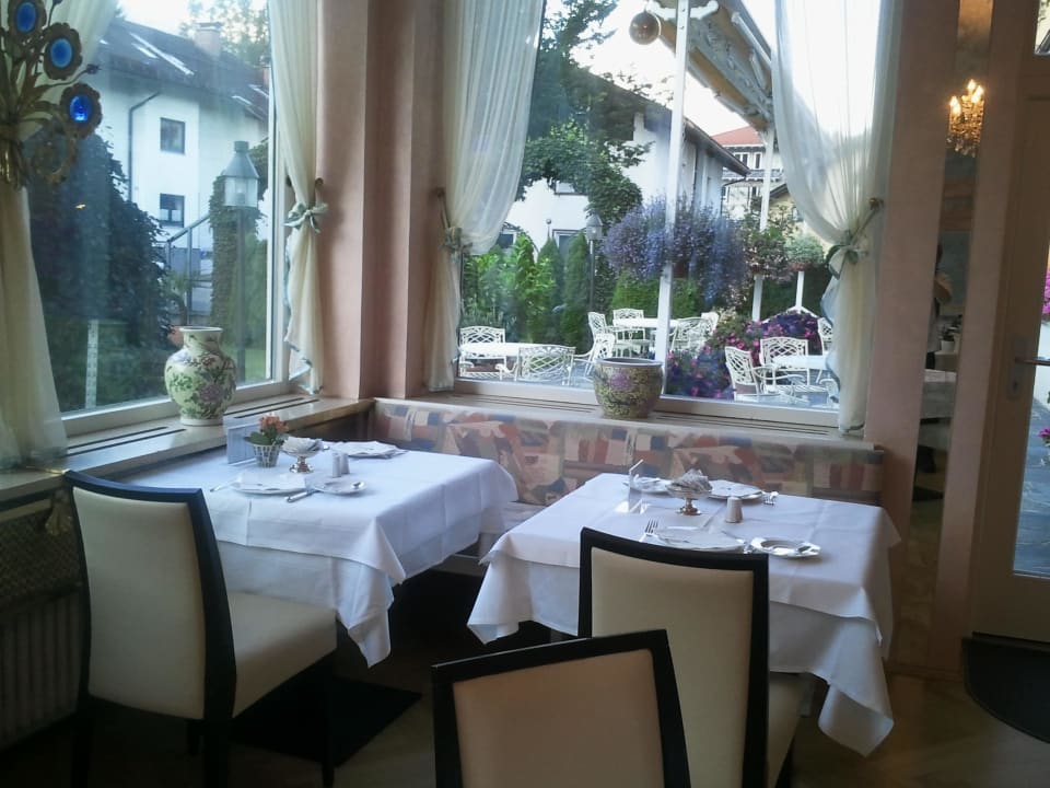 Das Restaurant und die Terrasse Wittelsbacher Hof Swiss Quality Hotel