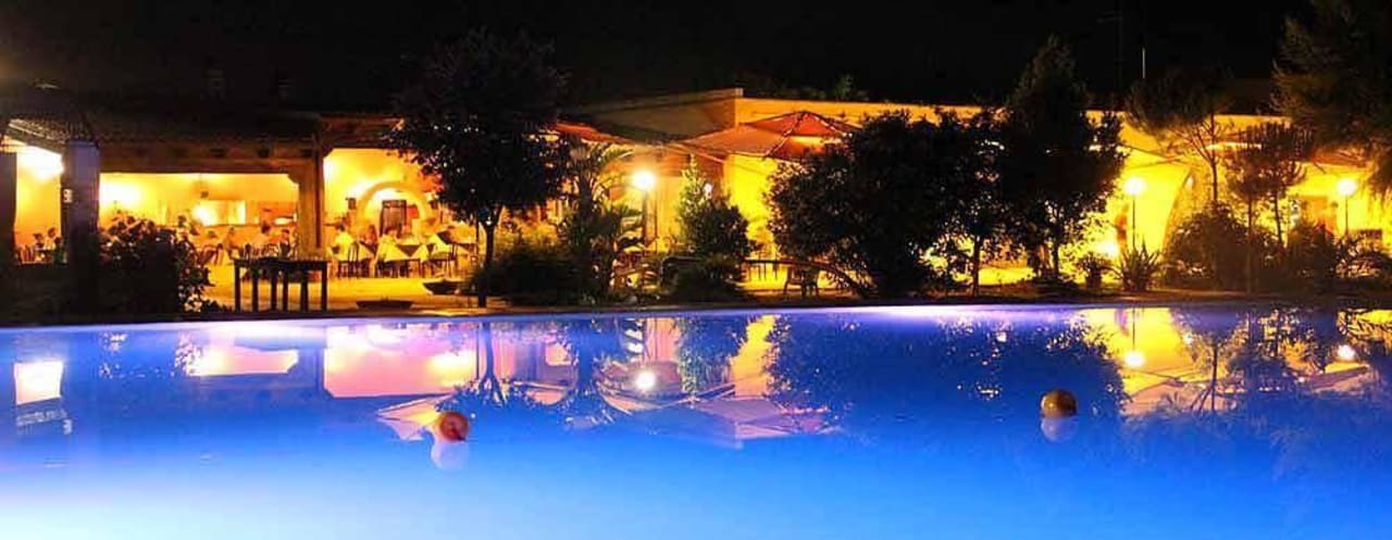 Pool am Abend Villa Conca Marco