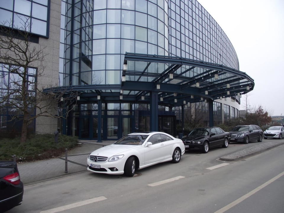 Vor dem Matitim Maritim Airport Hotel Hannover