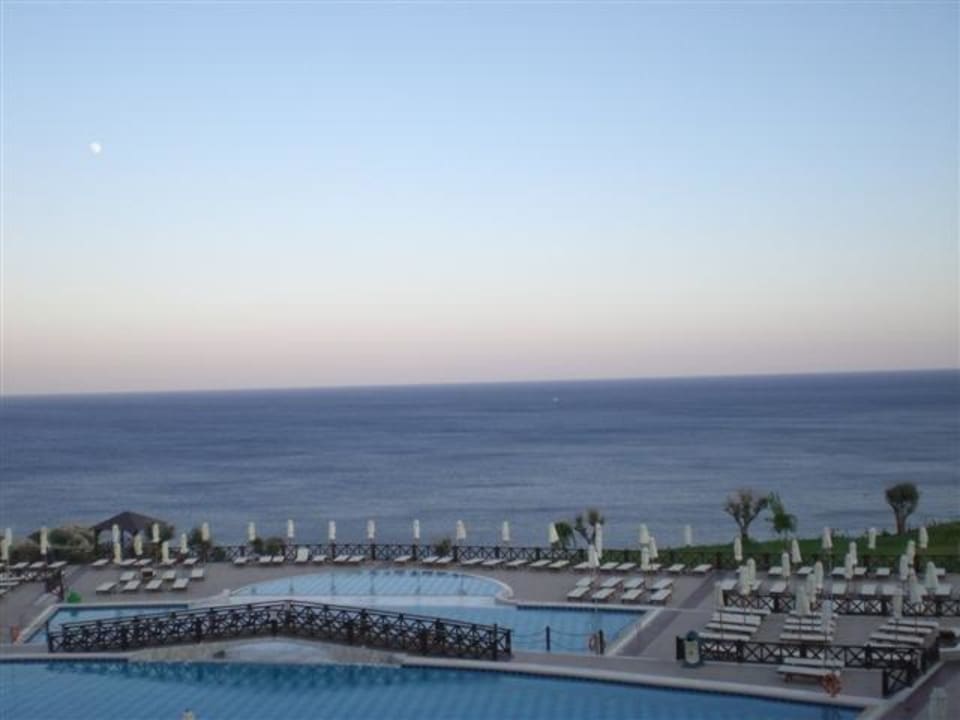 Blick vom Balkon aus - abends Hotel Kalithea Horizon Royal