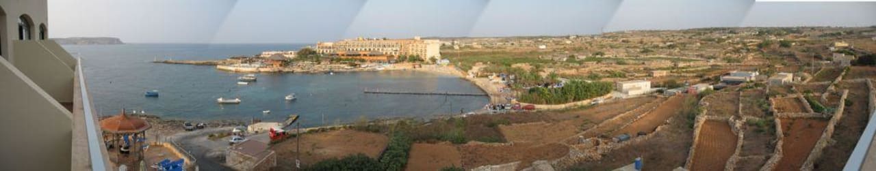 Blick vom Balkon Hola-Beach zum Ramla-Bay-Hotel Riviera Spa Resort - Adults Only