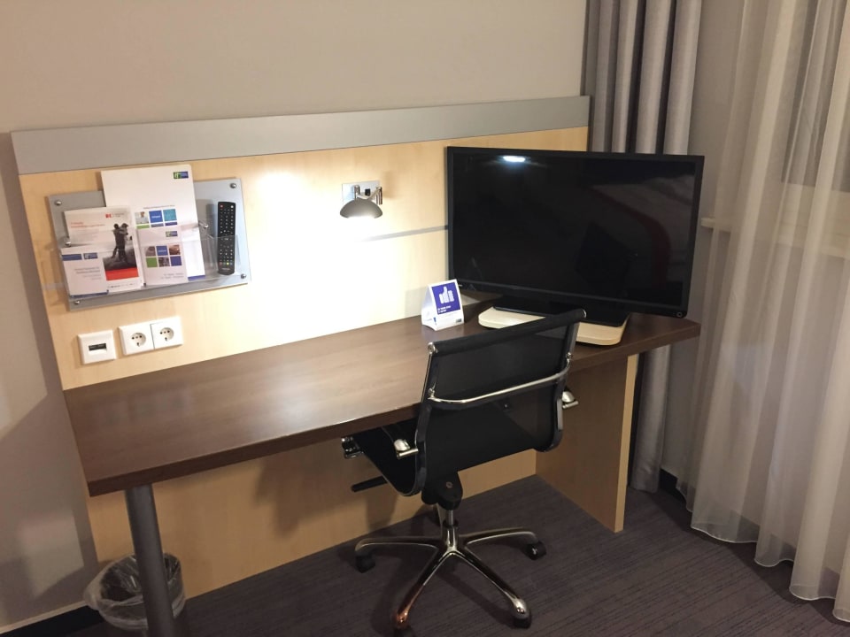 Schreibtisch + kleiner TV Holiday Inn Express München - Messe