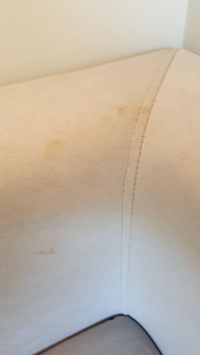 Dreckiges Sofa Istion Club & Spa