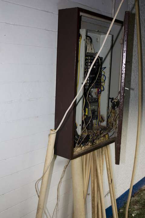 Außenansicht auf elektrische Anlagen Hotel Coral Island Resort