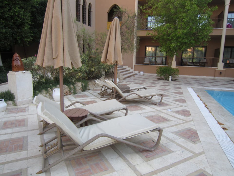 Schöne gemütliche Liegen am Pool Makadi Palace