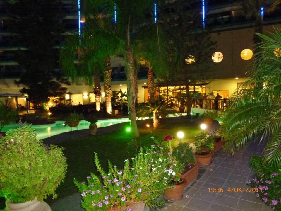 Pool und Gartenanlage bei Nacht Hotel Calypso Beach
