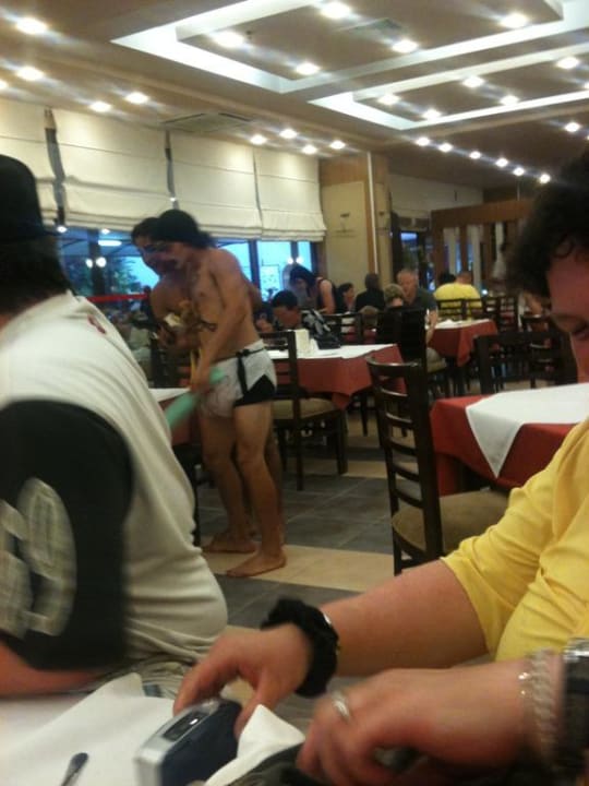 Animateure im Restaurant und verkleidet Hane Family Resort