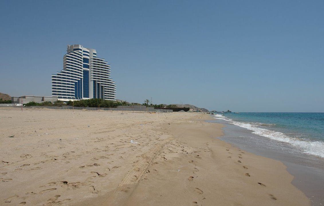 Strand außerhalb des hotels Hotel Le Meridien Al Aqah Beach Resort