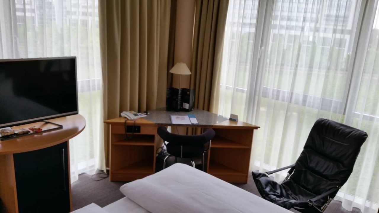 Eckzimmer mit 2 Fenstern Hotel NH Düsseldorf City