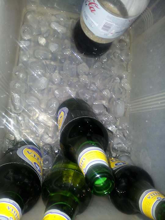 Bisschen Eis offene Flaschen = lauwarmes Bier. mhh Pickalbatros Alf Leila Wa Leila Resort - Neverland Hurghada