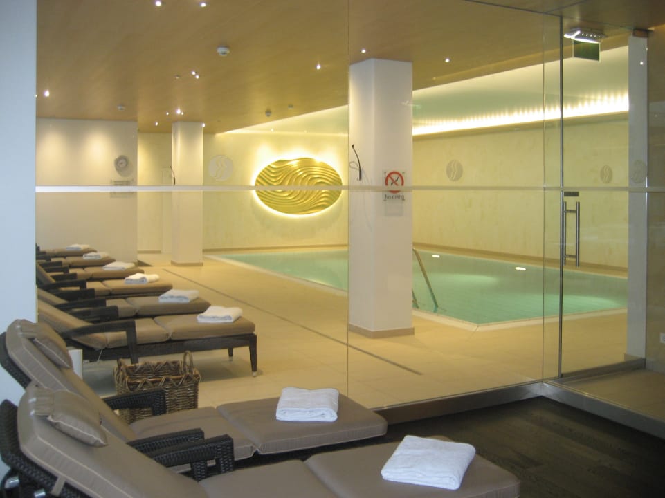 Pool Ramada Nürnberg Parkhotel