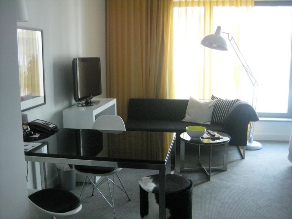 Wohnbereich Adina Apartment Hotel Berlin Hackescher Markt