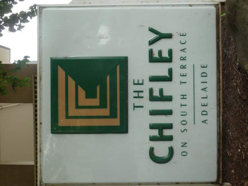 Schild Hotel The Chifley on South Terrace