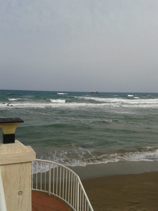 Nur paar Schritte zum Strand Salamis Bay Conti Resort Hotel & Casino