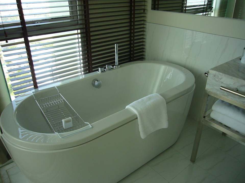 Eines der beiden Badezimmer  JC Kevin Sathorn Bangkok Hotel