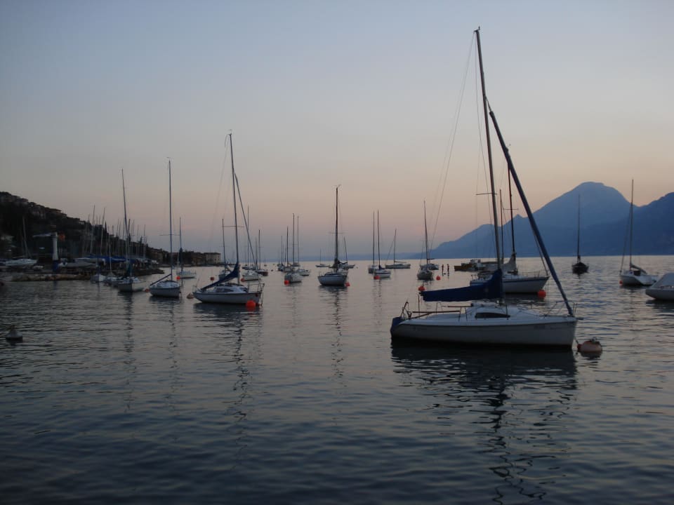 Der Gardasee nach Sonnenuntergang Hotel Smeraldo