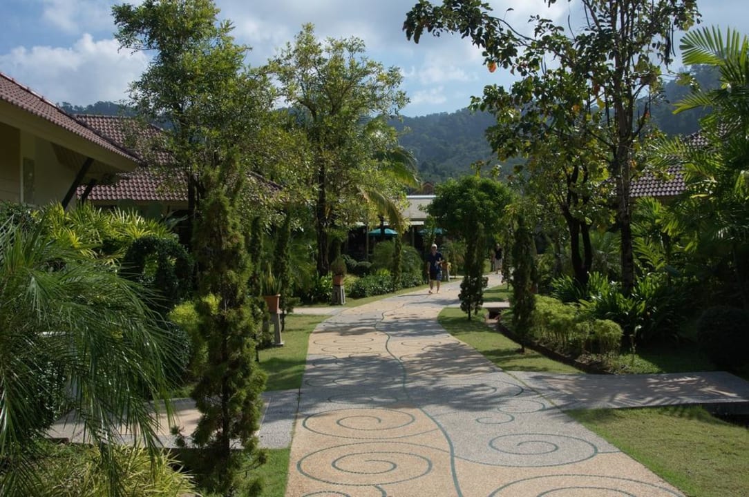Weg beim Pool Baan Khaolak Beach Resort