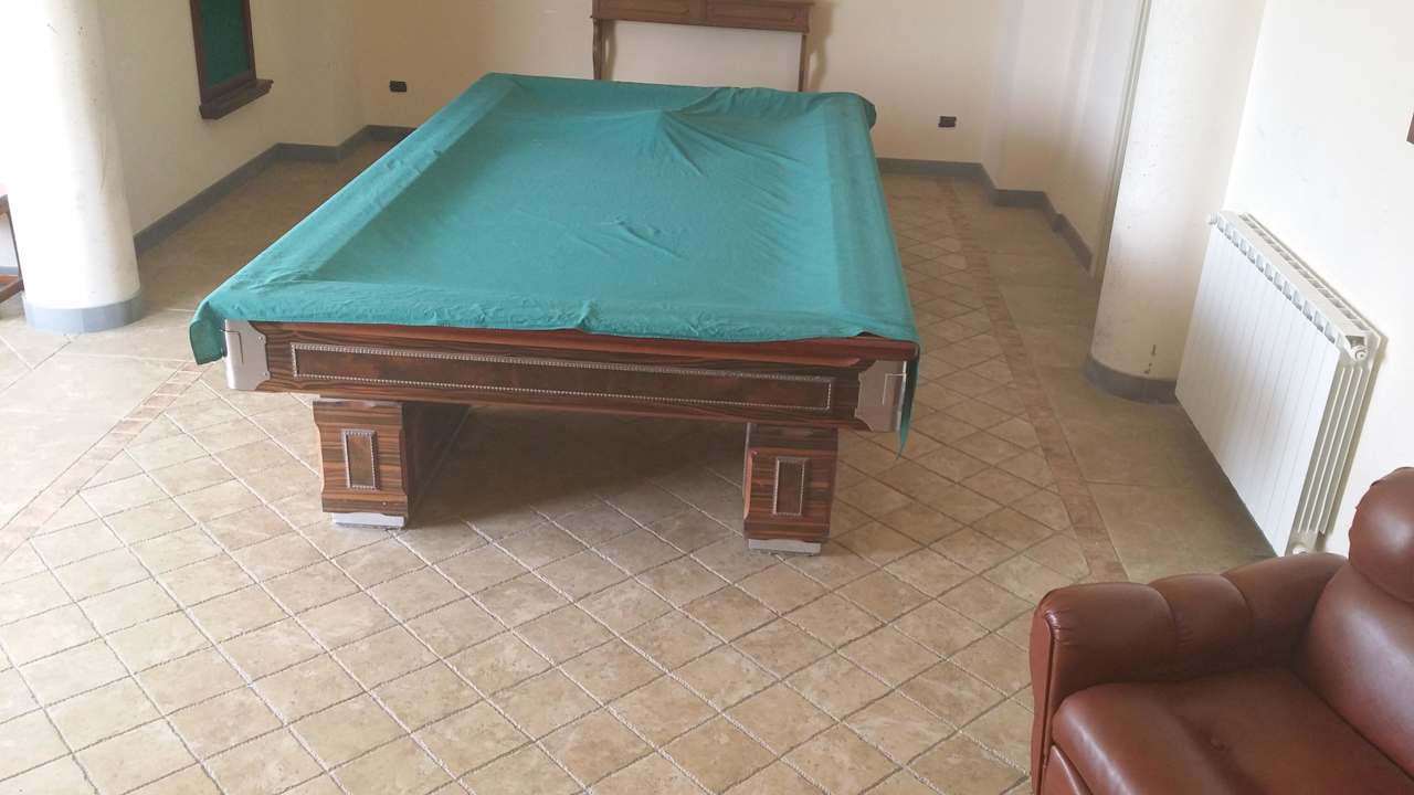 Billardtisch kaputt und verstaubt Il Parco Degli Ulivi