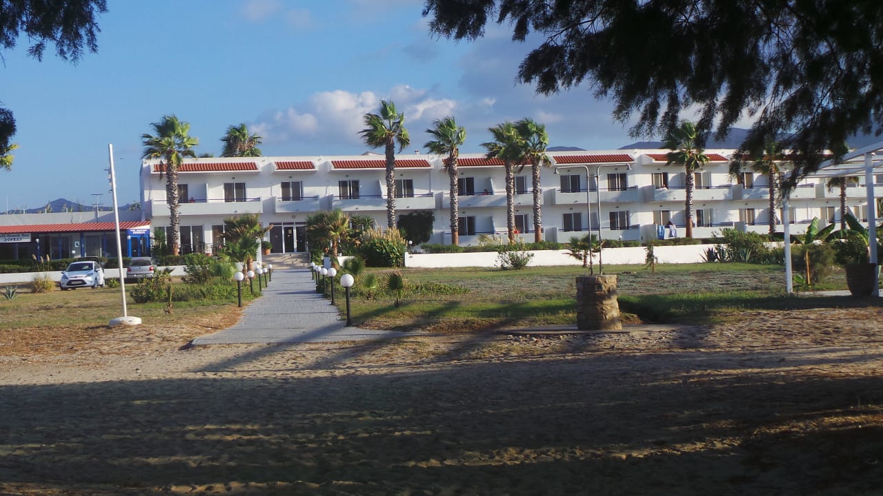 Blick vom Strand auf das Hotel Costa Angela Seaside Resort