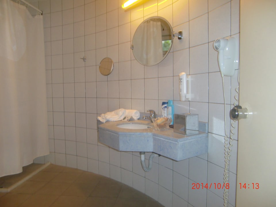 Unterfahrbares Waschbecken, Spiegel zum kippen Apollonia Beach Resort & Spa