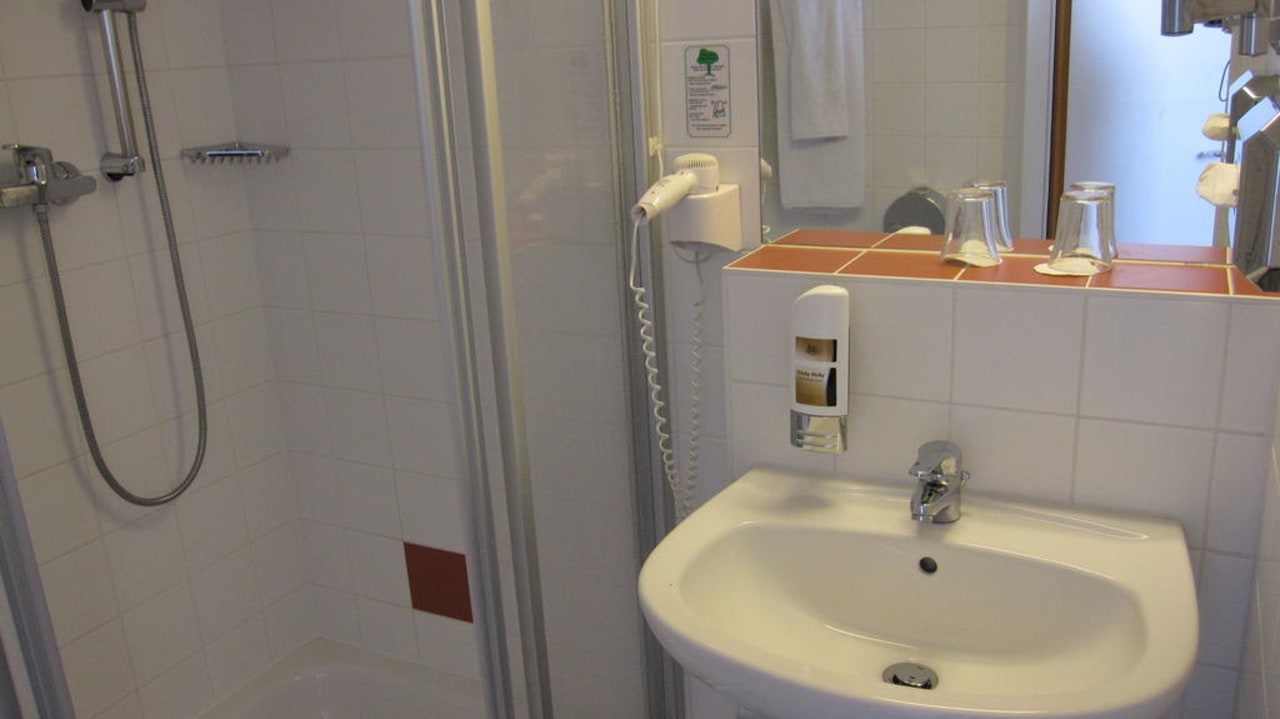 Bad im Doppelzimmer Premier Inn Wien City Hauptbahnhof