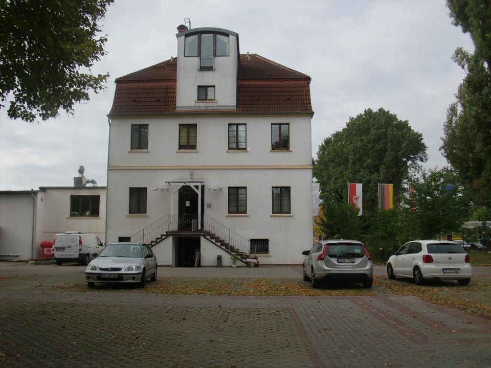 Hintereingang mit Parkplatz Land-gut-Hotel Weißer Schwan