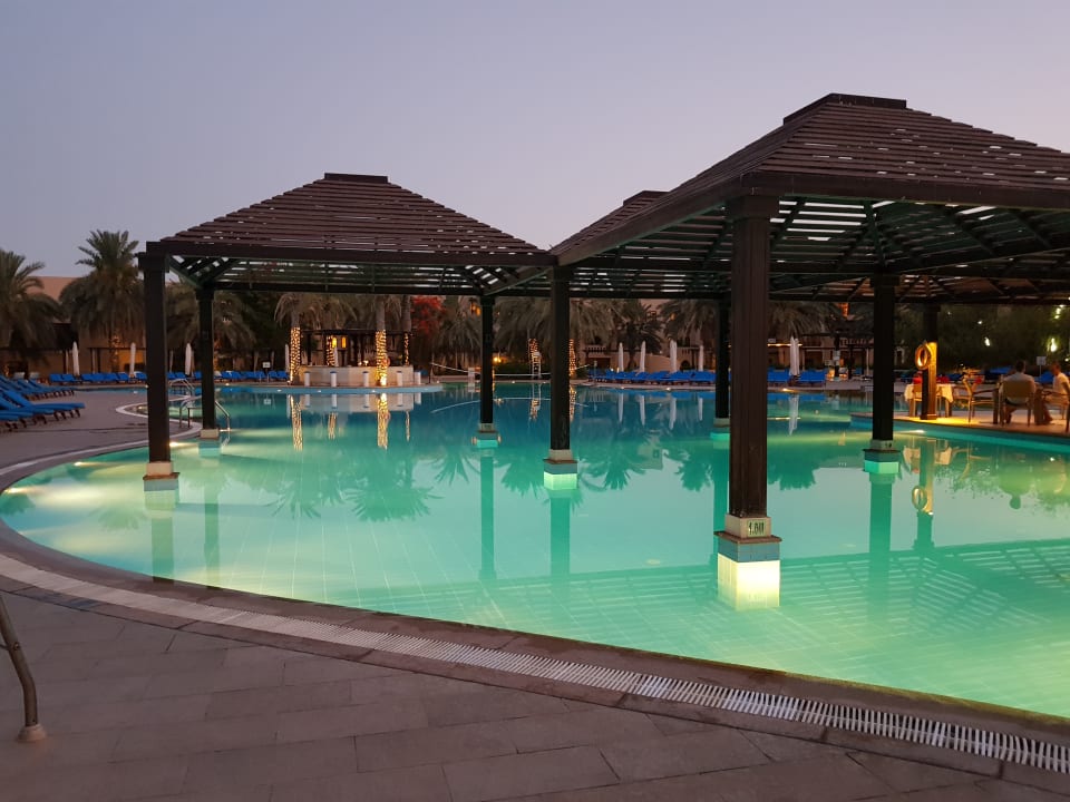 Pool abends Miramar Al Aqah Beach Resort
