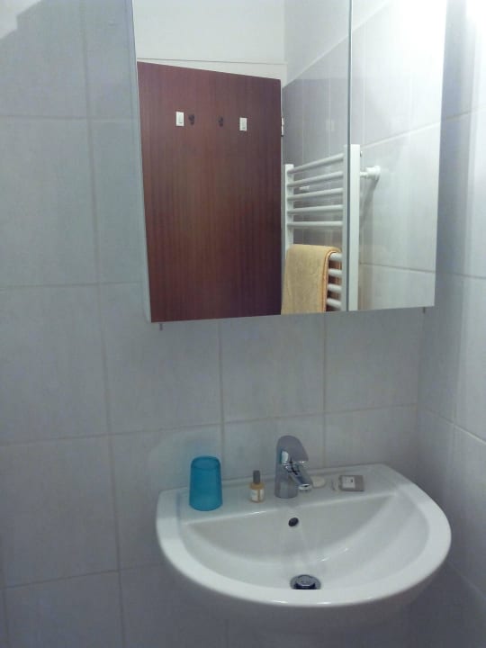 Waschbecken mit Spiegelschrank Hotel Gregory Wyk auf Föhr