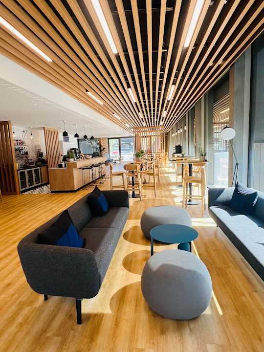 Lobby Holiday Inn Express & Suites Sion by IHG