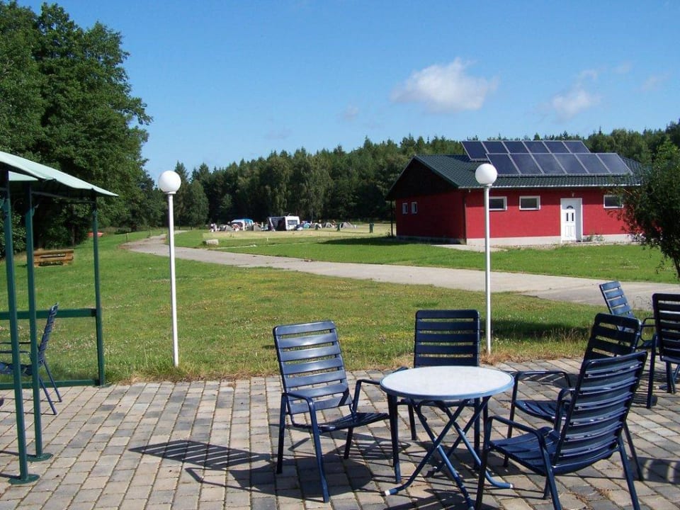 Blick vom Biergarten auf die Anlage Ferienpark am Wangnitzsee