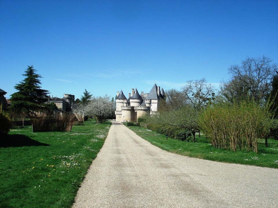 Zufahrt zum Schloss Hapimag Resort Château de Chabenet